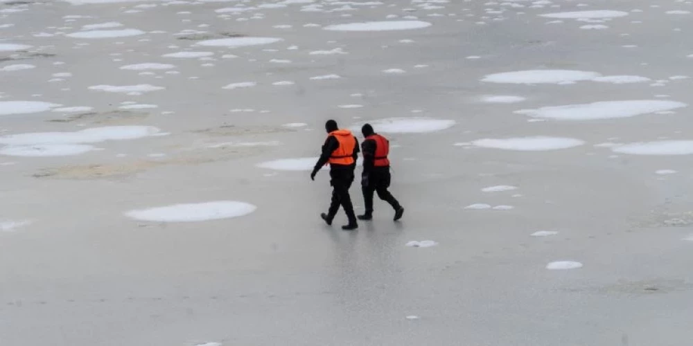 Лед на водоемах Риги кажется толстым, но под мостами он может быть тонким.