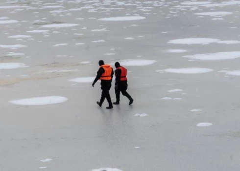 Лед на водоемах Риги кажется толстым, но под мостами он может быть тонким.