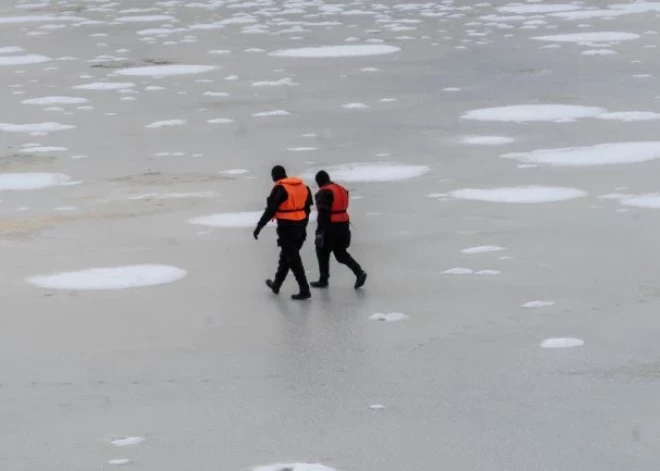 "Шансов спастись не будет": полиция Риги объяснила, почему течение под рижскими мостами мгновенно затягивает под лед