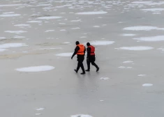 Rīgas pašvaldības policija informē: pārvietošanās pa Daugavas ledu zem tiltiem ir aizliegta