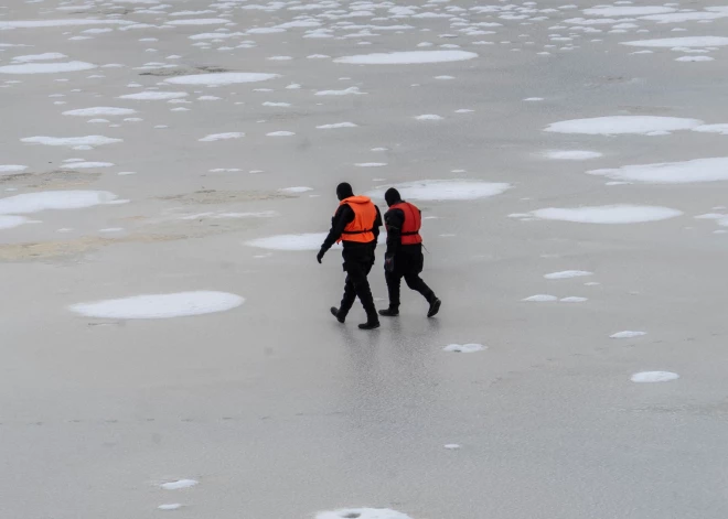 Rīgas pašvaldības policija informē: pārvietošanās pa Daugavas ledu zem tiltiem ir aizliegta