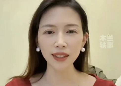 Niu Na ironiskie atvainošanās video viņu padarīja par soctīklu zvaigzni (ekrānuzņēmums no "Douyin")