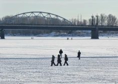 FOTO: aizsalušās Daugavas vilinājums var būt nāvējošs. Kur atrasties uz ledus ir īpaši bīstami?