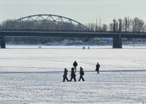 Rīdzinieki drosmīgu šķērso aizsalušo Daugavu.