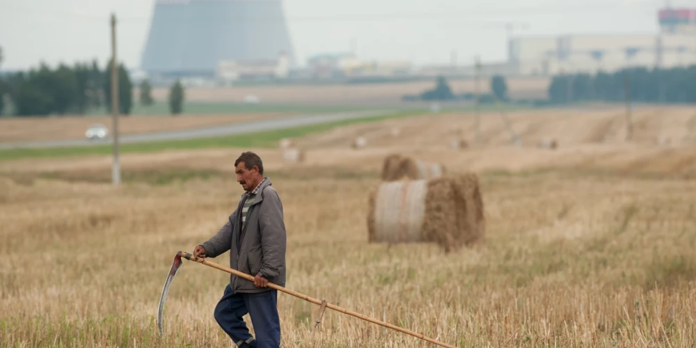 Pēdējā laikā Baltkrievijas medijos šādu stāstu ir daudz. Ir jūtams, ka par ideoloģiju atbildīgie biedri Minskā saņēmuši norādījumu no augšas stāstīt par to, cik briesmīga ir dzīve Rietumos un cik brīnišķīga tā ir Baltkrievijā.