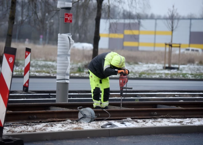 Strādājoši, bet nabadzīgi: kāpēc Latvijā daudziem ienākumu nepietiek pat pamatvajadzībām