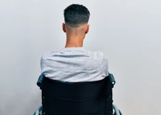 Eksāmenos izkritušais jaunietis ar radikālu metodi mēģina iestāties Indijas medicīnas koledžā kā invalīds