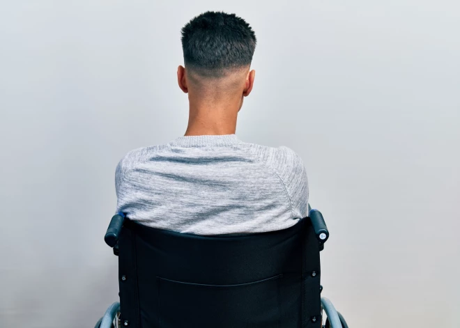 Eksāmenos izkritušais jaunietis ar radikālu metodi mēģina iestāties Indijas medicīnas koledžā kā invalīds