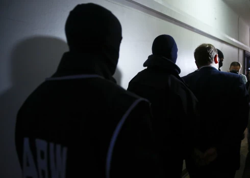 Aizturētās personas aktivitātes tika novērotas ilglaicīgi.