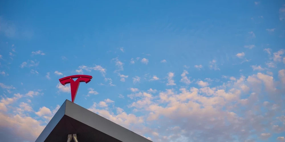 Логотип Tesla известен всем.