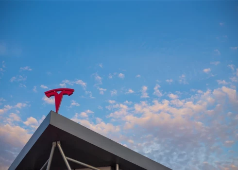 Логотип Tesla известен всем.