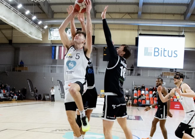 Valmieras basketbolisti pārspēj Pērnavas komandu