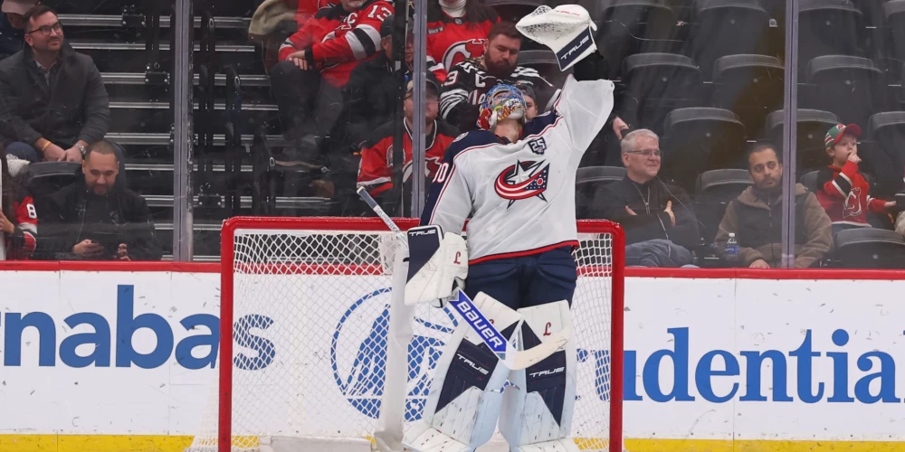 Latvijas vārtsargs Elvis Merzļikins otrdien Nacionālās hokeja līgas spēlē pirmo reizi sezonā palika nepārspēts un kopā ar Kolumbusas "Blue Jackets" izcīnīja uzvaru.