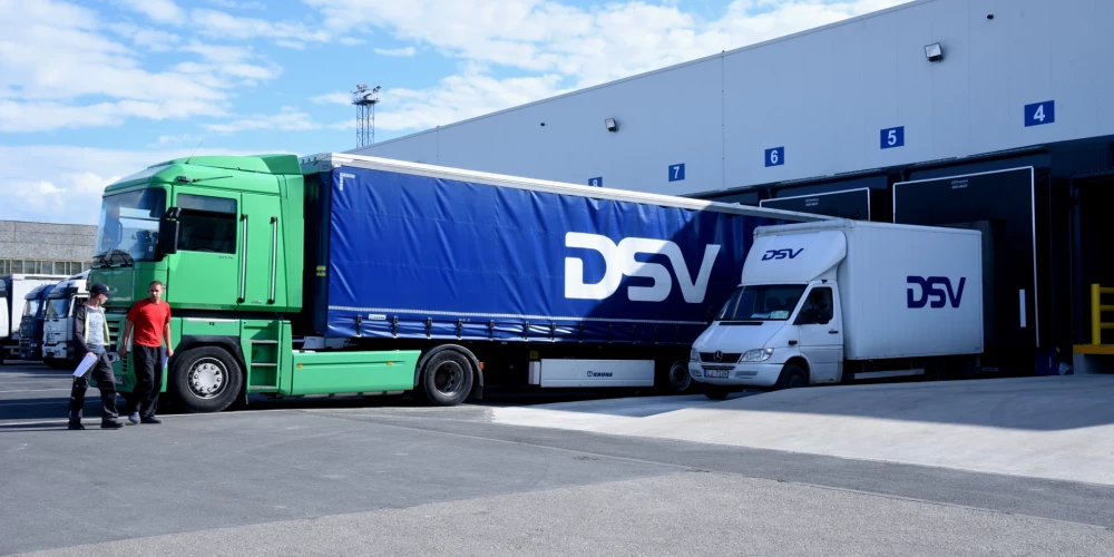 Pēc apvienošanās SIA "DSV Road" un SIA "DSV Air & Sea" Latvijā turpinās darbību ar DSV zīmolu. 