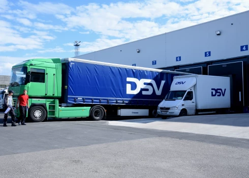 Pēc apvienošanās SIA "DSV Road" un SIA "DSV Air & Sea" Latvijā turpinās darbību ar DSV zīmolu. 