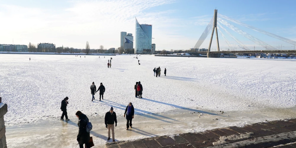 В столице температура воздуха в 7 часов колебалась от -13 градусов местами в центральной части города до -16 в аэропорту и до -22 градусов на Рижской окружной дороге А4.