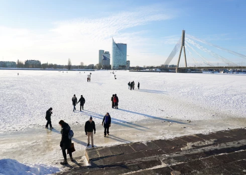 В столице температура воздуха в 7 часов колебалась от -13 градусов местами в центральной части города до -16 в аэропорту и до -22 градусов на Рижской окружной дороге А4.