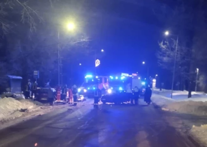 Avārijas dēļ bloķēta satiksme Ozolniekos