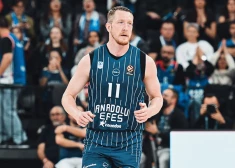 Rolands Šmits traumas dēļ nepabeidz spēli, "Anadolu Efes" pārtrauc ieilgušo zaudējumu sēriju
