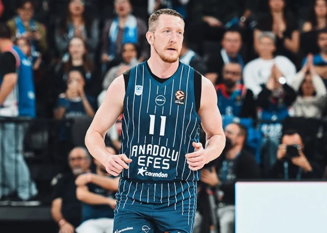 Rolands Šmits traumas dēļ nepabeidz spēli, "Anadolu Efes" pārtrauc ieilgušo zaudējumu sēriju