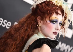 FOTO: Šapela Roana ignorē kritiku par savu atkailināšanos uz “Grammy” sarkanā paklāja (18+)