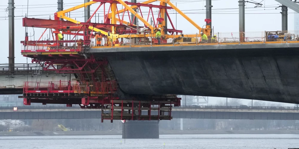 2025. gadā "Rail Baltica" tilta pār Daugavu būvniecības darbi.