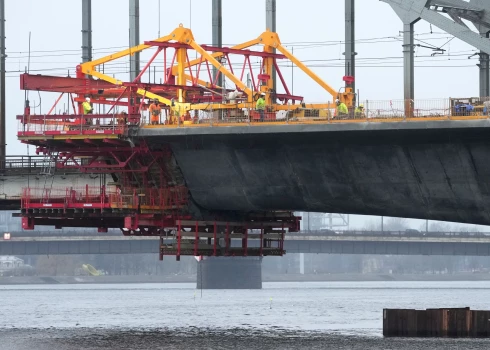 2025. gadā "Rail Baltica" tilta pār Daugavu būvniecības darbi.