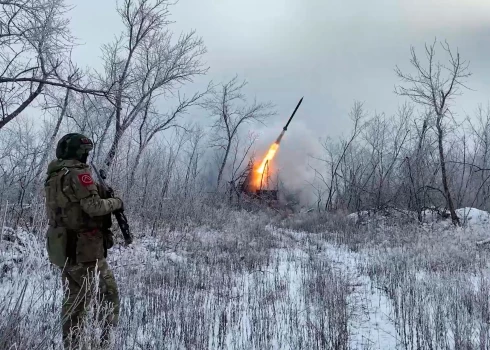 Krievijas vairāku raķešu palaišanas iekārta TOS-1A veic apšaudi Ukrainas pozīciju virzienā nenosauktā vietā Ukrainā.