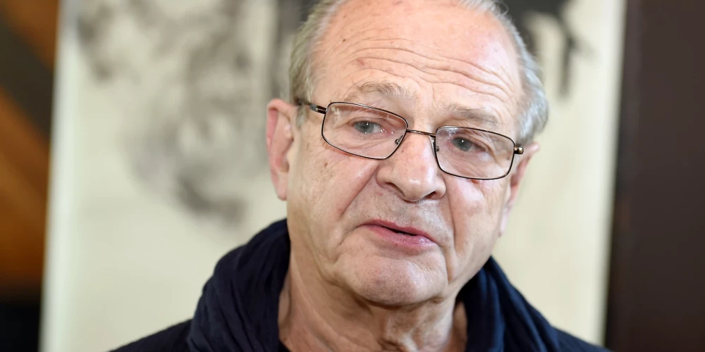 Адольф Шапиро — советский, латвийский и российский режиссёр, театральный педагог, драматург, профессор. С 1962 по 1992 год в Латвии возглавлял Государственный театр юного зрителя. 