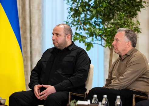 Ukrainas delegāciju vada Ukrainas Nacionālās drošības padomes sekretārs Rustems Umerovs, bet ASV delegāciju ASV prezidenta Donalda Trampa īpašais sūtnis Stīvs Vitkofs. 