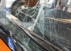 Labi, ka necieta cilvēki! Saules apžilbināts mikroautobusa vadītājs taranē tramvaju. VIDEO