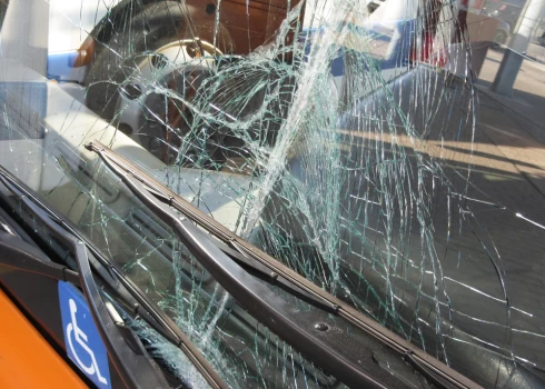 Imantā, notikusi sadursme starp ūdens piegādes mikroautobusu un tramvaju.