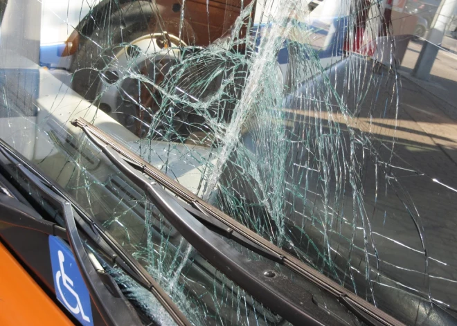 Labi, ka necieta cilvēki! Saules apžilbināts mikroautobusa vadītājs taranē tramvaju. VIDEO