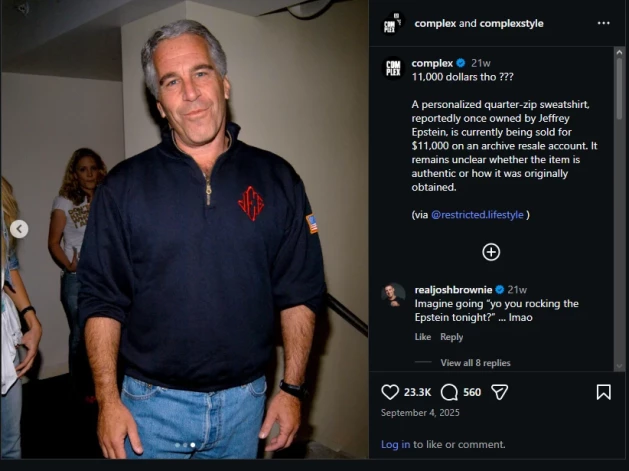 Džefrijs Epstīns vēl 2005. gadā iemūžināts džemperī, kurš pēc apraksta teju perfekti atbilst tādam, kādu ar "latviešu karogu" un burtiem "m V z" viņš pasūtīja 2018. gada maijā. Attēlā redzami burti "j E e", kas ir Epstīna iniciāļi identiskā stilā, un karogs (Epstīna gadījumā ASV) uz pleca.