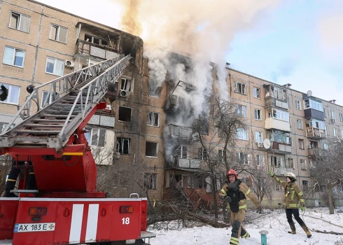 Ukrainas glābēji strādā pie dzīvojamās ēkas Harkivā, Ukrainas ziemeļaustrumos, kur notika Krievijas drona uzbrukums. 2026. gada 3. februāris.