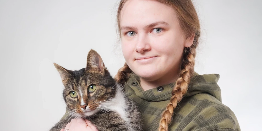 Saimniece Estere ar kaķi Moho.