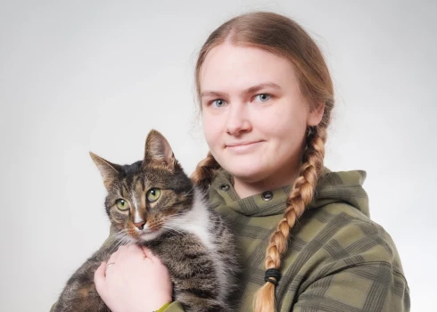 Saimniece Estere ar kaķi Moho.