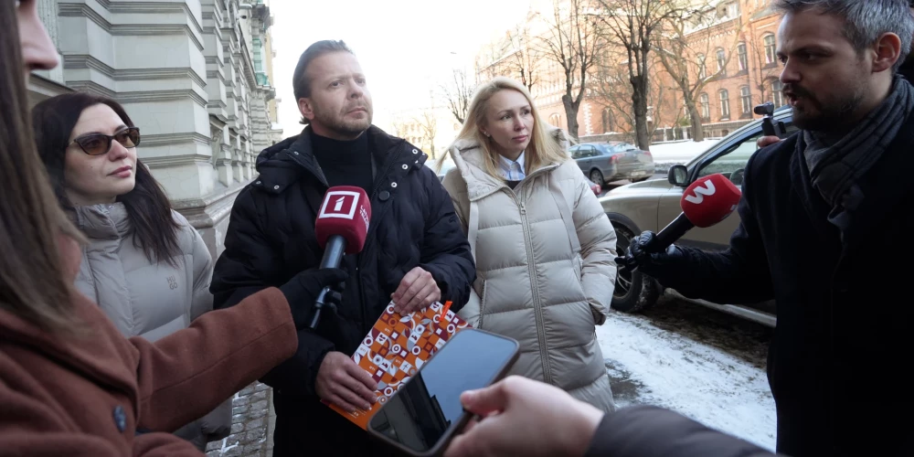 Депутат Сейма Светлана Чулкова, лидер партии «За стабильность» Алексей Росликов и депутат Сейма Наталья Марченко-Йодко выступают с заявлением для СМИ по поводу предупреждения, вынесенного партии Генеральной прокуратурой.