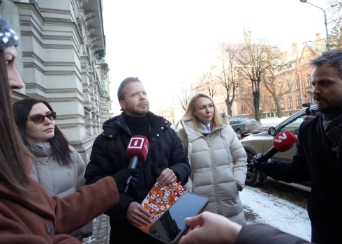 Депутат Сейма Светлана Чулкова, лидер партии «За стабильность» Алексей Росликов и депутат Сейма Наталья Марченко-Йодко выступают с заявлением для СМИ по поводу предупреждения, вынесенного партии Генеральной прокуратурой.