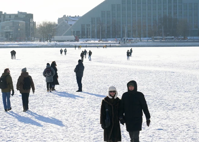  Рижане гуляют по замерзшей Даугаве.