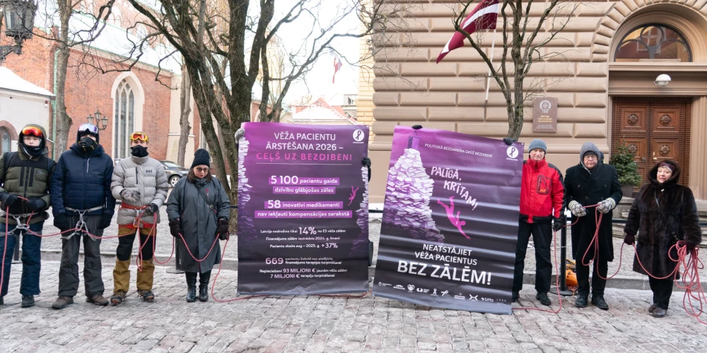 Trešdienas rītā Vecrīgā aptuveni 20 cilvēku pulcējās pie Saeimas nama, lai mudinātu politiķus atrast finansējumu onkoloģisko slimību medikamentu kompensēšanai un nenovērtēt pacientu dzīvības zemāk par valsts budžeta prioritātēm.