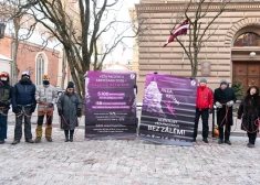 FOTO: pie Saeimas notiek akcija "Neatstājiet vēža pacientus bez zālēm!"