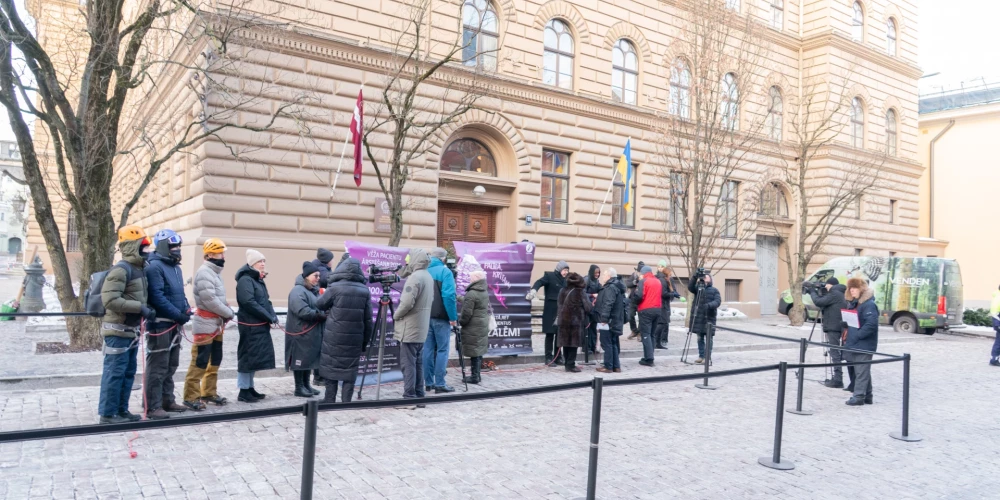 20 cilvēku pulcējās pie Saeimas nama.