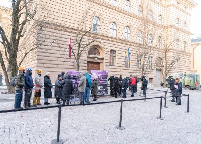 20 cilvēku pulcējās pie Saeimas nama.