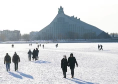 ФОТО: с собаками, на коньках и велосипедах - Даугава стала главной зоной отдыха рижан этой зимой