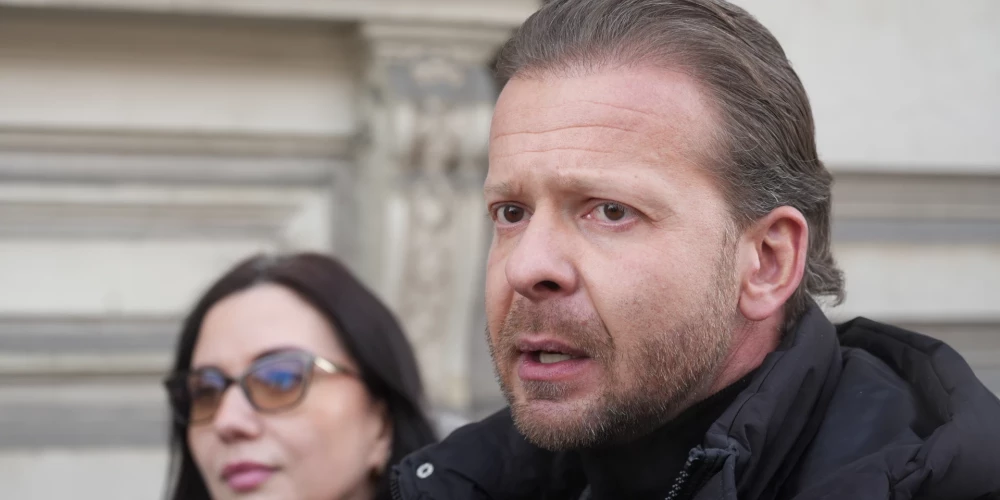 Saeimas deputāte Svetlana Čulkova un partijas "Stabilitātei" līderis Aleksejs Rosļikovs sniedz paziņojumu medijiem par partijai izteikto Ģenerālprokuratūras brīdinājumu.