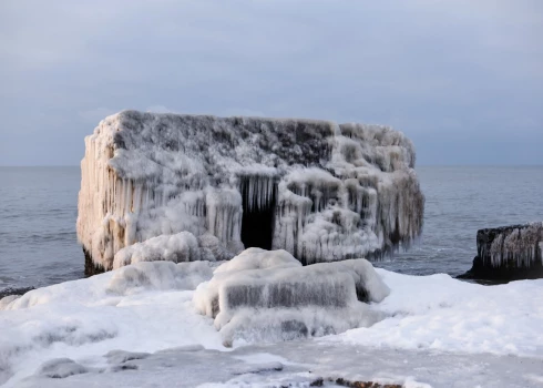 Pūšot mērenam austrumu, dienvidaustrumu vējam, gaisa temperatūra dienas laikā paaugstināsies līdz -7..-12 grādiem.