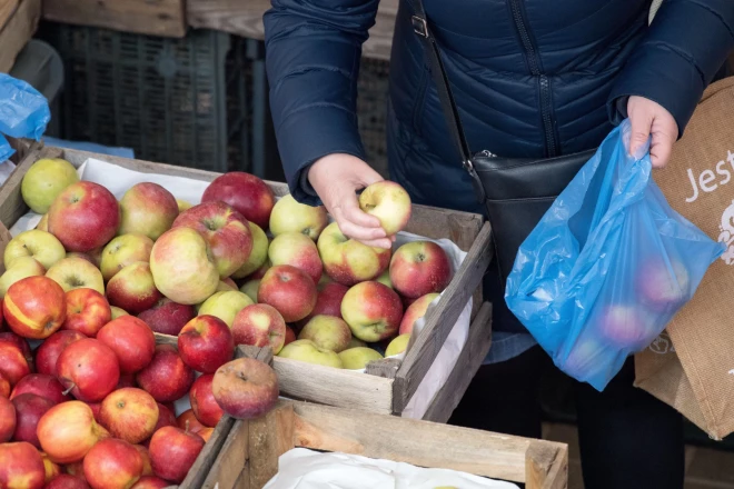Izpētot Eiropas lielveikalos tirgotos ābolus, konstatēts, ka vairumā no tiem ievērojami pārsniegts pieļaujamais pesticīdu līmenis.