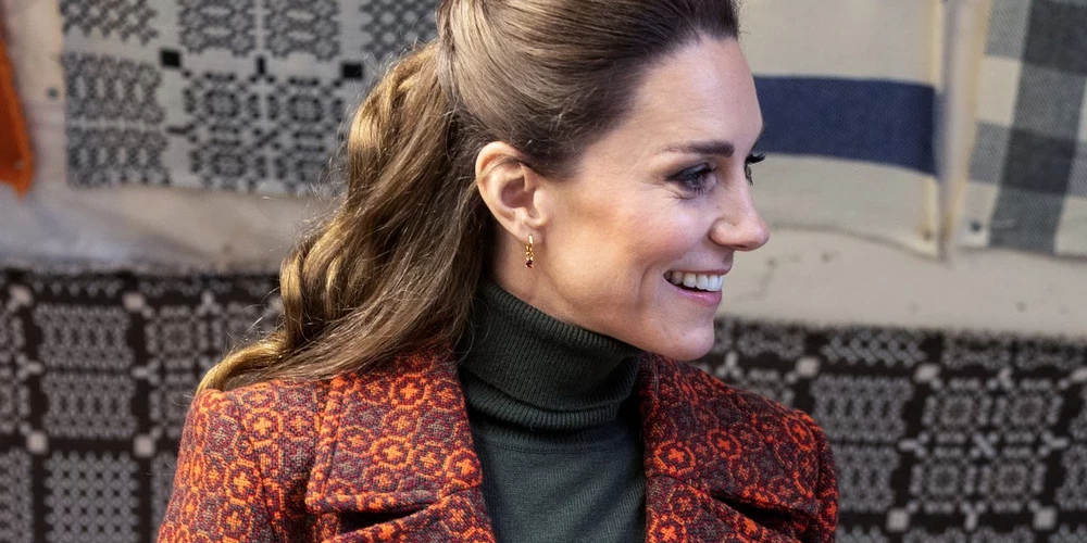 Princese Ketrīna viesojas vilnas fabrikā Velsā.