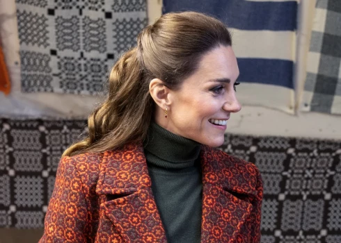 Princese Ketrīna viesojas vilnas fabrikā Velsā.